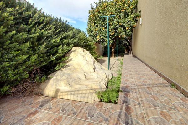 À VENDRE VILLA DE TYPE F4 D'UNE SURFACE DE 115 M² SUR TERRAIN 3 FACES de 385 M² AVEC PISCINE ET GARAGE