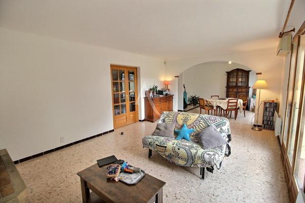 À VENDRE VILLA DE TYPE F4 D'UNE SURFACE DE 115 M² SUR TERRAIN 3 FACES de 385 M² AVEC PISCINE ET GARAGE