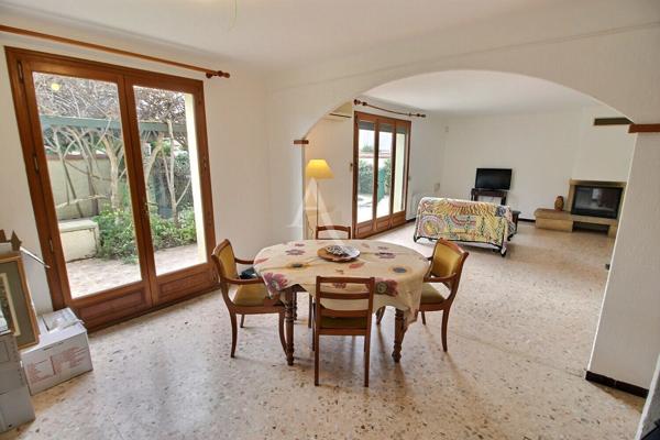 À VENDRE VILLA DE TYPE F4 D'UNE SURFACE DE 115 M² SUR TERRAIN 3 FACES de 385 M² AVEC PISCINE ET GARAGE