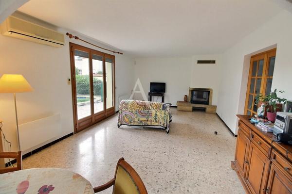 À VENDRE VILLA DE TYPE F4 D'UNE SURFACE DE 115 M² SUR TERRAIN 3 FACES de 385 M² AVEC PISCINE ET GARAGE