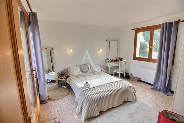 À VENDRE VILLA DE TYPE F4 D'UNE SURFACE DE 115 M² SUR TERRAIN 3 FACES de 385 M² AVEC PISCINE ET GARAGE