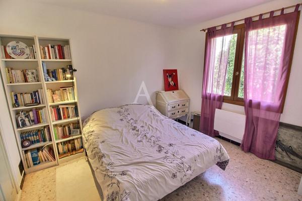 À VENDRE VILLA DE TYPE F4 D'UNE SURFACE DE 115 M² SUR TERRAIN 3 FACES de 385 M² AVEC PISCINE ET GARAGE