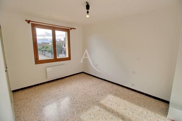 À VENDRE VILLA DE TYPE F4 D'UNE SURFACE DE 115 M² SUR TERRAIN 3 FACES de 385 M² AVEC PISCINE ET GARAGE