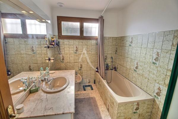 À VENDRE VILLA DE TYPE F4 D'UNE SURFACE DE 115 M² SUR TERRAIN 3 FACES de 385 M² AVEC PISCINE ET GARAGE