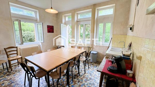 Maison paroissiale à rénover dans un cadre verdoyant