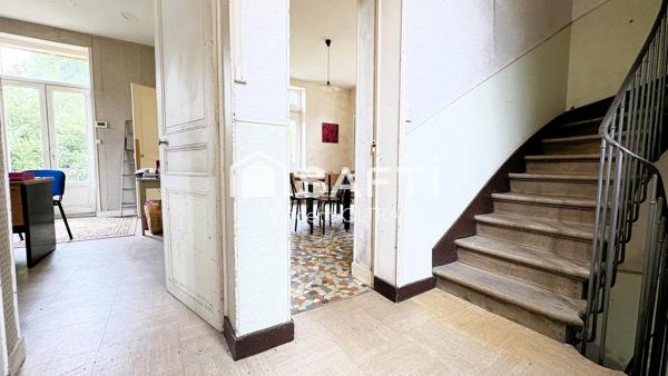 Maison paroissiale à rénover dans un cadre verdoyant