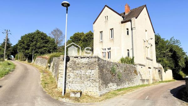 Maison paroissiale à rénover dans un cadre verdoyant