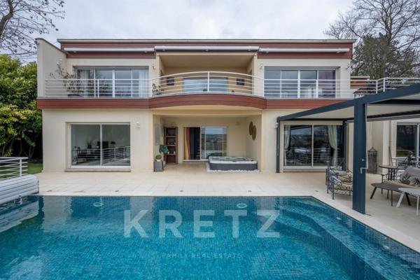 Propriété contemporaine aux volumes remarquables.