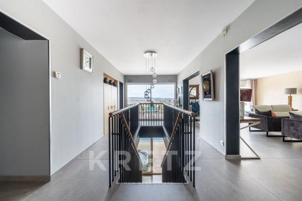 Propriété contemporaine aux volumes remarquables.