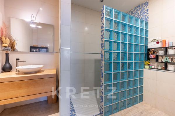 Propriété contemporaine aux volumes remarquables.