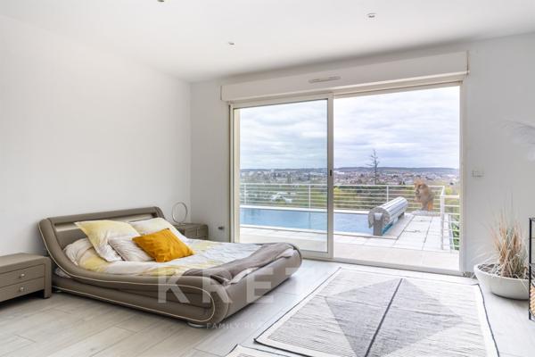 Propriété contemporaine aux volumes remarquables.