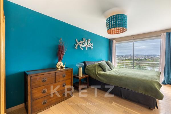 Propriété contemporaine aux volumes remarquables.