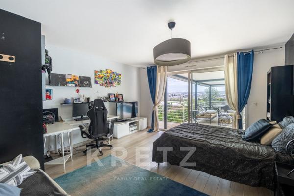 Propriété contemporaine aux volumes remarquables.