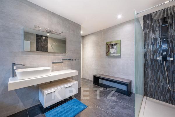 Propriété contemporaine aux volumes remarquables.