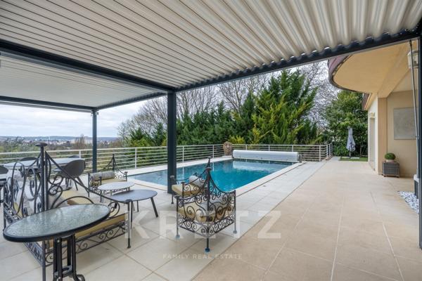 Propriété contemporaine aux volumes remarquables.