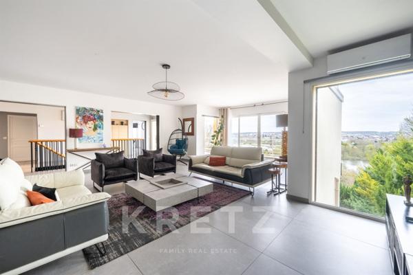 Propriété contemporaine aux volumes remarquables.