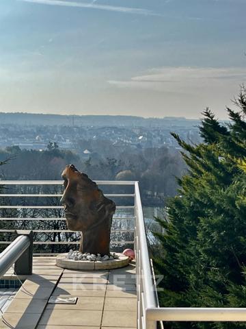 Propriété contemporaine aux volumes remarquables.