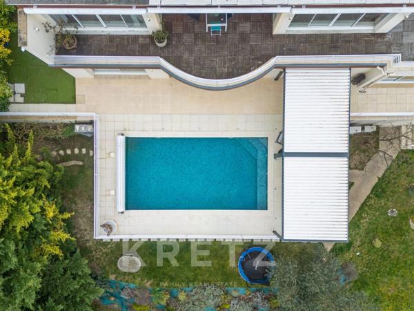 Propriété contemporaine aux volumes remarquables.