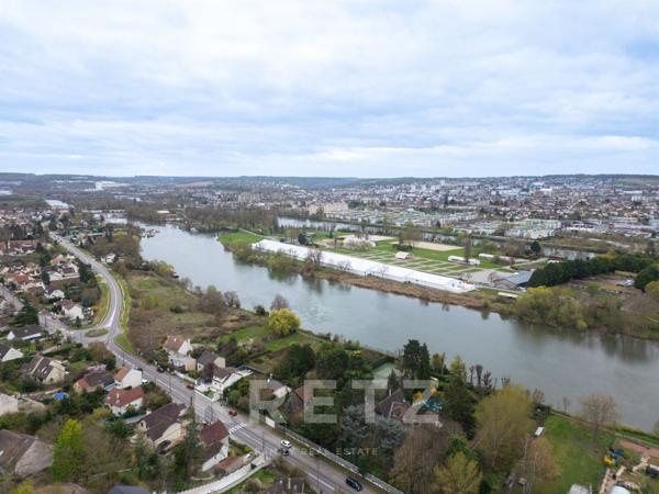 Propriété contemporaine aux volumes remarquables.