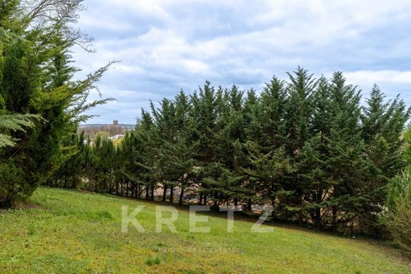 Propriété contemporaine aux volumes remarquables.