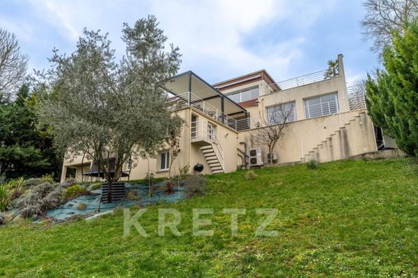 Propriété contemporaine aux volumes remarquables.