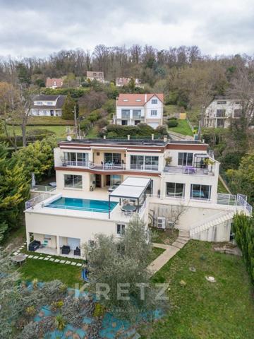 Propriété contemporaine aux volumes remarquables.