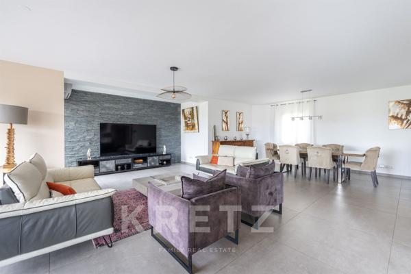 Propriété contemporaine aux volumes remarquables.