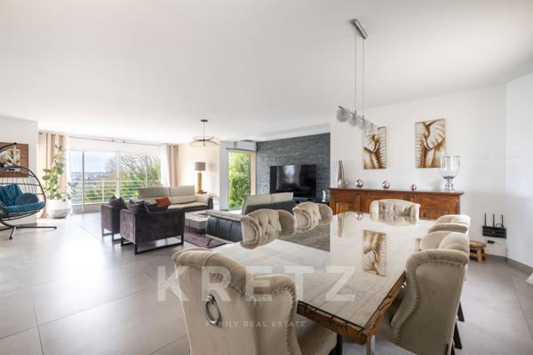 Propriété contemporaine aux volumes remarquables.