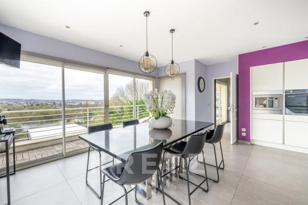 Propriété contemporaine aux volumes remarquables.