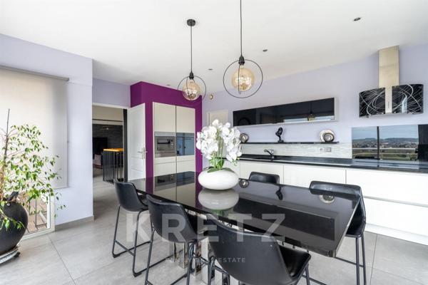 Propriété contemporaine aux volumes remarquables.