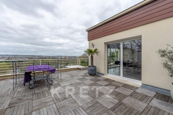 Propriété contemporaine aux volumes remarquables.