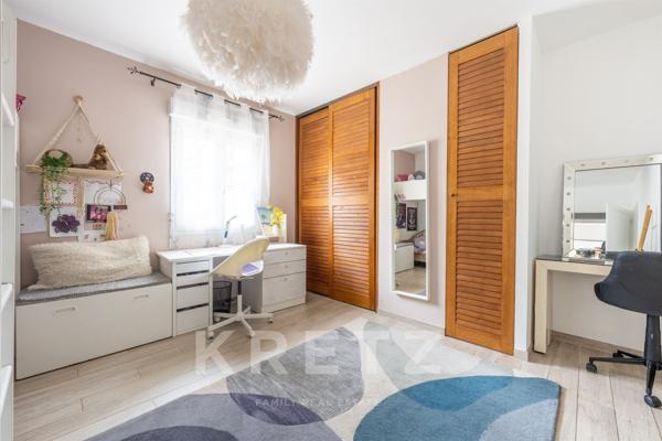 Propriété contemporaine aux volumes remarquables.