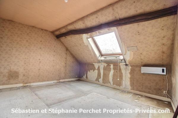 Maison à rénover 3 chambres sur 582 m2 de terrain