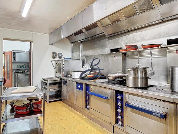 Vente                                                      Fonds de commerce
                        
                     5 pièces                      440 m2                     à Crémieu