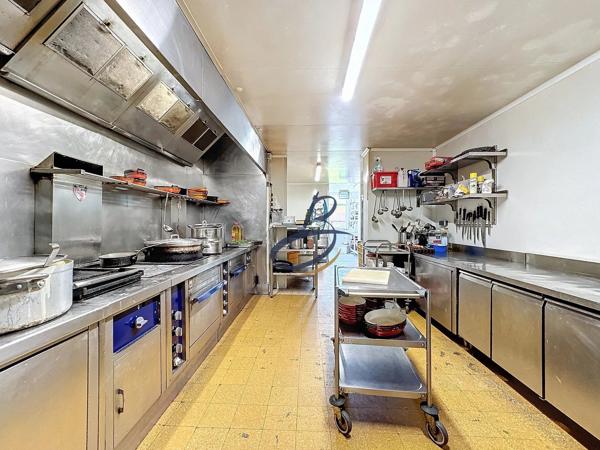Vente                                                      Fonds de commerce
                        
                     5 pièces                      440 m2                     à Crémieu