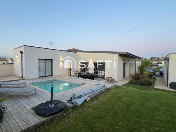 PAVILLON PLAIN PIED 4 CHAMBRES DONT UNE SUITE PARENTALE + GARAGE ET PISCINE  A CHAURAY !