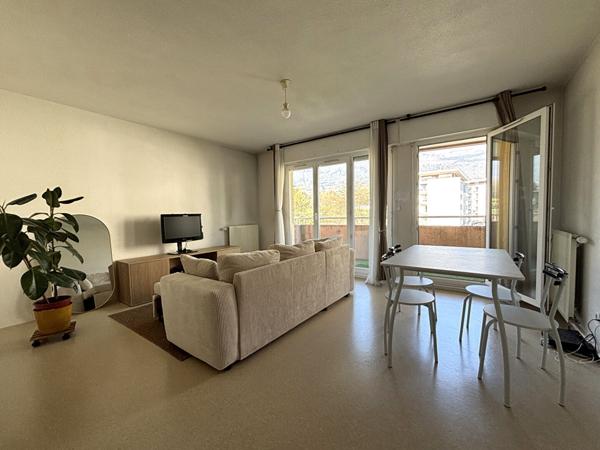 T2 lumineux avec terrasse, cave et parking privé à 2 minutes à pieds du centre de La Motte-Servolex