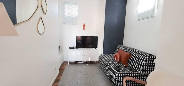 2/3 pièces . 250 m RER E et futur métro