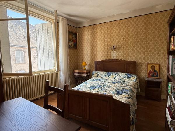 Maison de 160m², 3 chambres, avec garage et jardin indépendant de 443m² 69 500 €