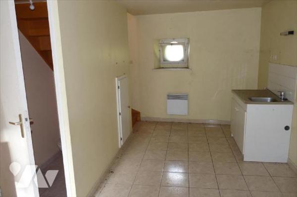 A vendre à Ambrières les vallées(53), proche du centre-ville avec accès à la varenne, une premi...