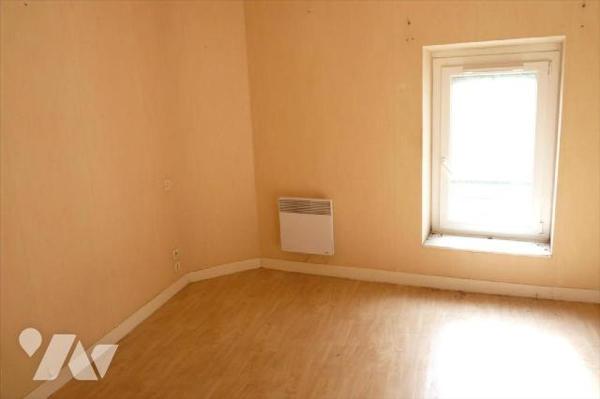 A vendre à Ambrières les vallées(53), proche du centre-ville avec accès à la varenne, une premi...