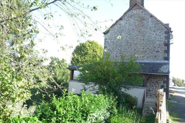 A vendre à Ambrières les vallées(53), proche du centre-ville avec accès à la varenne, une premi...