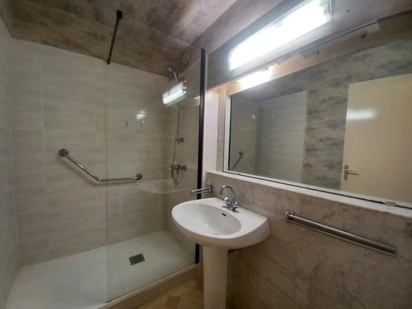 Parking + annexe + appartement