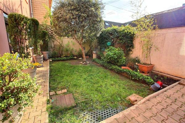 MONTREUIL, AU CALME D'UNE IMPASSE, MAISON LUMINEUSE 4 PIECES SANS TRAVAUX AVEC JARDIN.