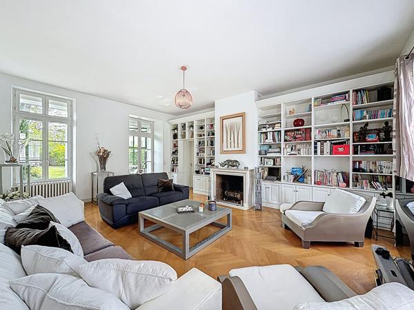 Somptueuse demeure d'exception en coeur de ville de Meaux - 400 m² - 6 chambres et 1 salle de jeux - jardin 1400 m² et 4 garages - 10 places de stationnement et une cave totale de 145 m2