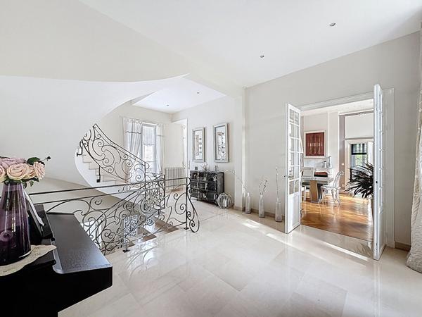 Somptueuse demeure d'exception en coeur de ville de Meaux - 400 m² - 6 chambres et 1 salle de jeux - jardin 1400 m² et 4 garages - 10 places de stationnement et une cave totale de 145 m2