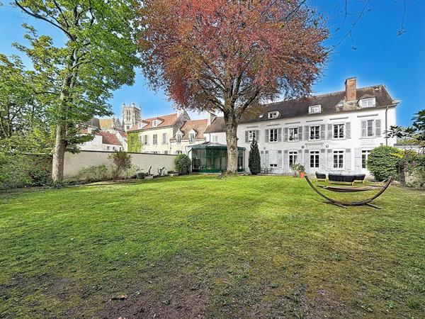 Somptueuse demeure d'exception en coeur de ville de Meaux - 400 m² - 6 chambres et 1 salle de jeux - jardin 1400 m² et 4 garages - 10 places de stationnement et une cave totale de 145 m2
