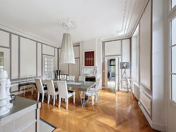 Somptueuse demeure d'exception en coeur de ville de Meaux - 400 m² - 6 chambres et 1 salle de jeux - jardin 1400 m² et 4 garages - 10 places de stationnement et une cave totale de 145 m2