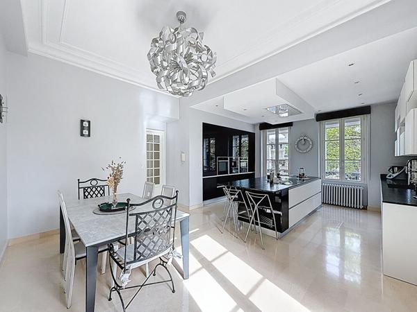 Somptueuse demeure d'exception en coeur de ville de Meaux - 400 m² - 6 chambres et 1 salle de jeux - jardin 1400 m² et 4 garages - 10 places de stationnement et une cave totale de 145 m2