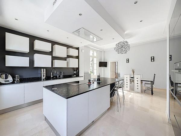 Somptueuse demeure d'exception en coeur de ville de Meaux - 400 m² - 6 chambres et 1 salle de jeux - jardin 1400 m² et 4 garages - 10 places de stationnement et une cave totale de 145 m2